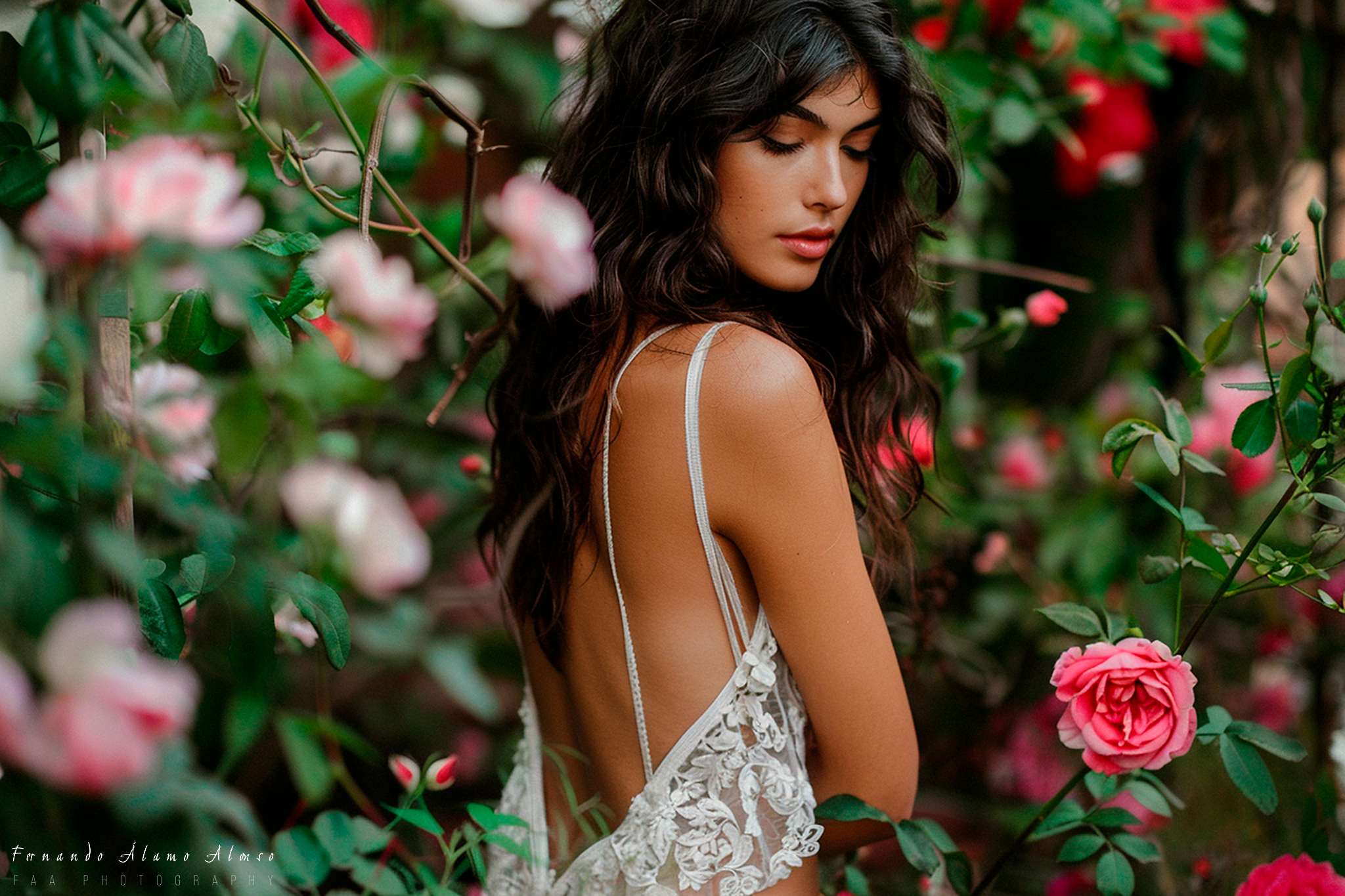 Mujer Boudoir entre Flores III