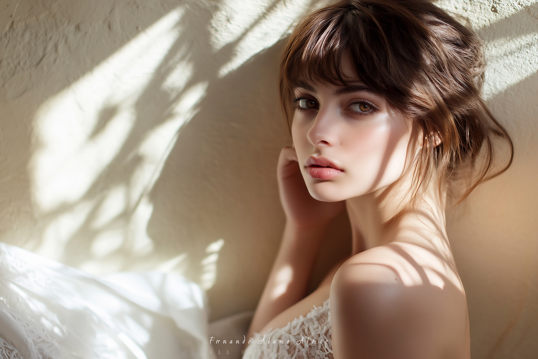 Mujer Junto a Pared con Rayos de Sol I