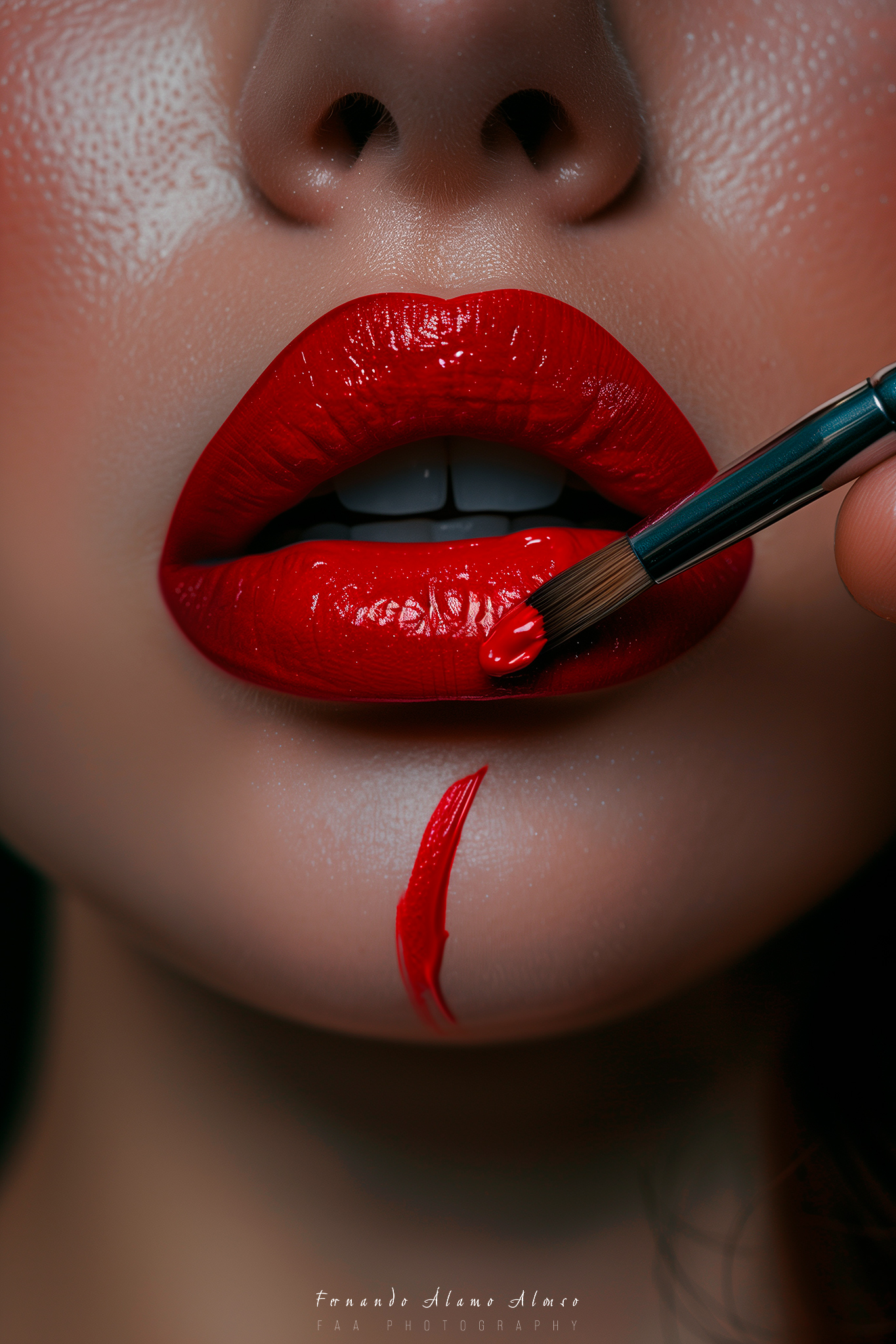 Mujer Pintándose los Labios VI