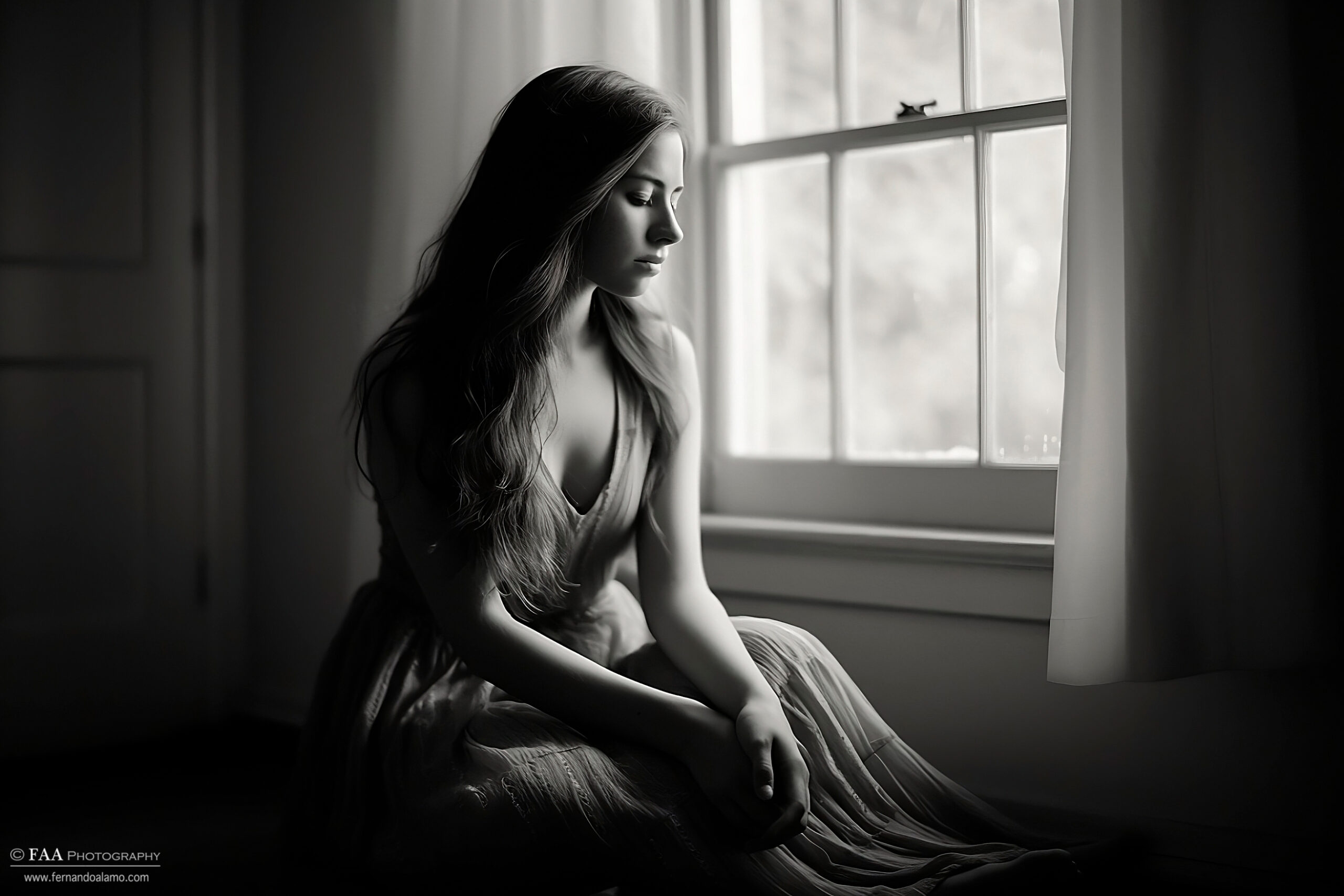 Mujer Sentada Junto a Ventana Monocromo Transformed