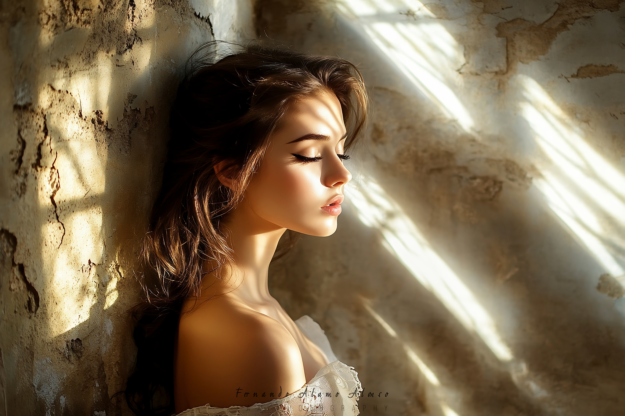 Retrato Mujer sobre Pared con Rayos de Luz I